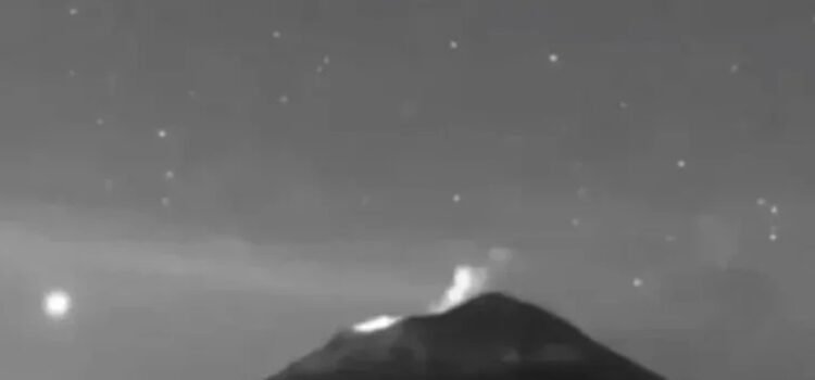 Captan decenas de objetos luminosos sobre el Popocatépetl