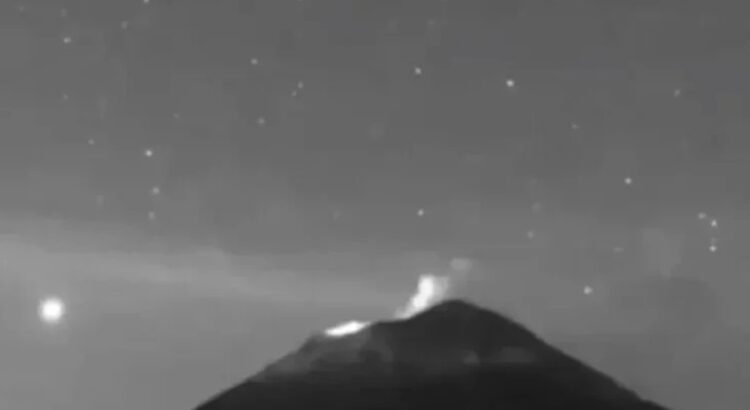 Captan decenas de objetos luminosos sobre el Popocatépetl Captan decenas de objetos luminosos sobre el Popocatépetl