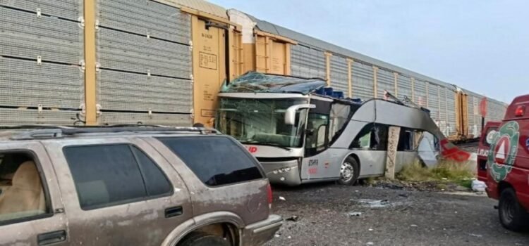 Tren arrolla un autobús en Atlacomulco, Estado de México; hay varios heridos y muertos Tren arrolla un autobús en Atlacomulco, Estado de México; hay varios heridos y muertos