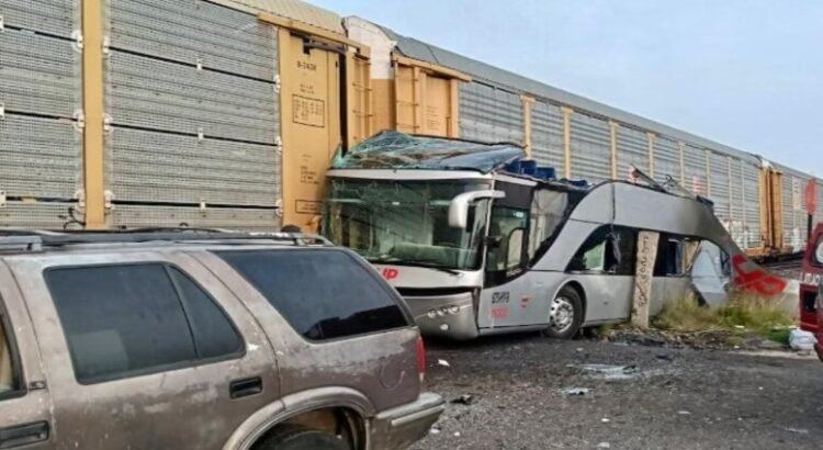 Tren arrolla un autobús en Atlacomulco, Estado de México; hay varios heridos y muertos Tren arrolla un autobús en Atlacomulco, Estado de México; hay varios heridos y muertos