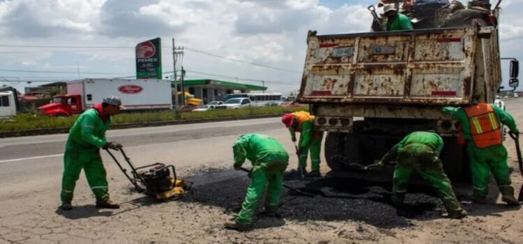 Empresarios reparan tramos críticos de la autopista Toluca-Naucalpan Empresarios reparan tramos críticos de la autopista Toluca-Naucalpan