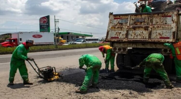 Empresarios reparan tramos críticos de la autopista Toluca-Naucalpan Empresarios reparan tramos críticos de la autopista Toluca-Naucalpan