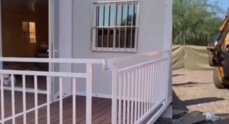 Joven compró su casa en línea y la armó ella misma