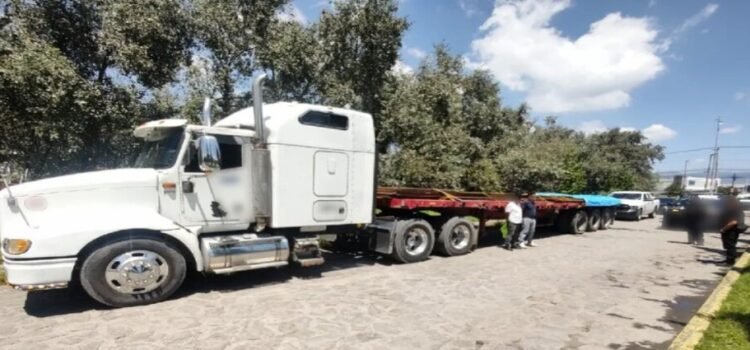 Recuperan camioneta de carga robada con mercancía en Toluca Recuperan camioneta de carga robada con mercancía en Toluca