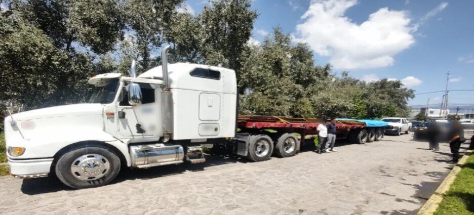Recuperan camioneta de carga robada con mercancía en Toluca
