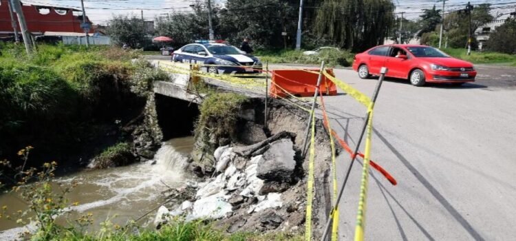 Habitantes piden reparar deslizamiento tras la caída de un auto al río Verdiguel en Toluca Habitantes piden reparar deslizamiento tras la caída de un auto al río Verdiguel en Toluca