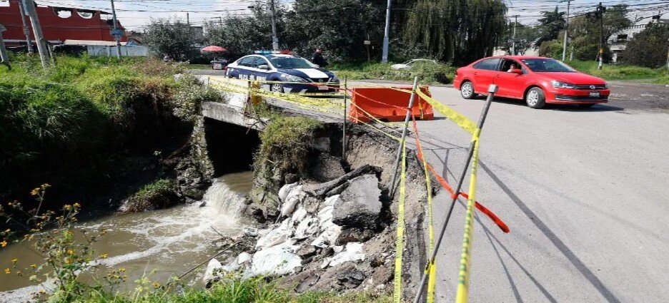 Habitantes piden reparar deslizamiento tras la caída de un auto al río Verdiguel en Toluca