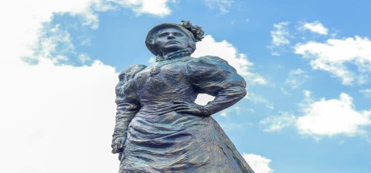 Develan estatua de Leona Vicario en Toluca Develan estatua de Leona Vicario en Toluca
