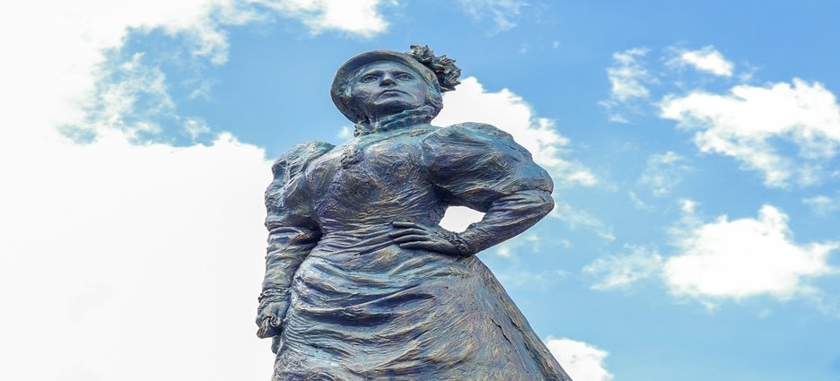 Develan estatua de Leona Vicario en Toluca