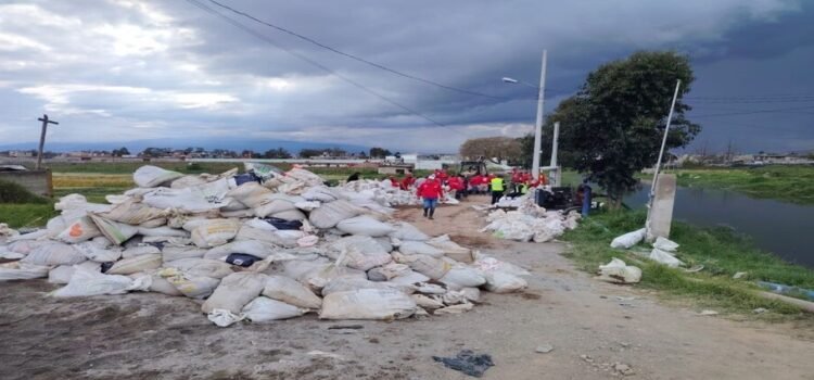 Después de las intensas lluvias, refuerzan orilla del río Lerma Después de las intensas lluvias, refuerzan orilla del río Lerma