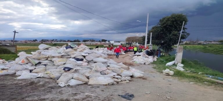 Después de las intensas lluvias, refuerzan orilla del río Lerma