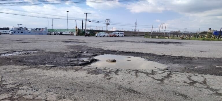 Zona industrial de Toluca se encuentra destruida por baches