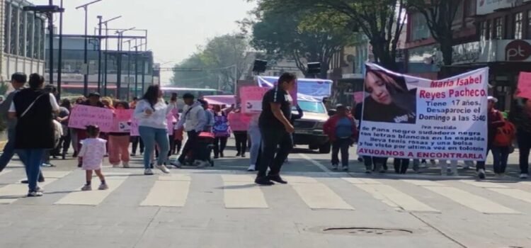 Familia busca a menor desaparecida en Toluca Familia busca a menor desaparecida en Toluca