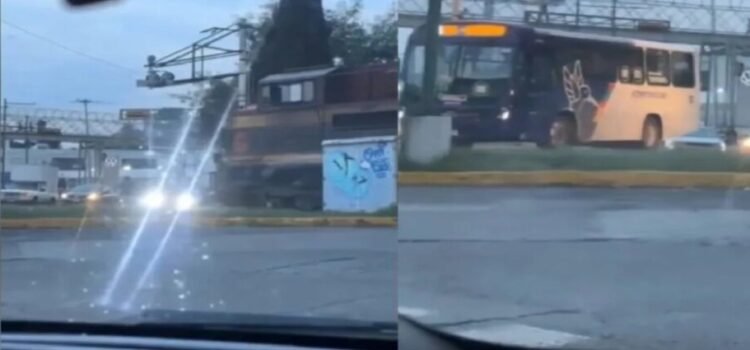 Dan de baja a chofer que arriesgó a pasajeros por ganarle paso al tren en Toluca Dan de baja a chofer que arriesgó a pasajeros por ganarle paso al tren en Toluca