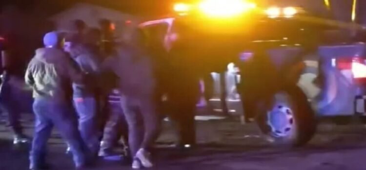 Vecinos detienen a 3 hombres por robo de camioneta en Toluca Vecinos detienen a 3 hombres por robo de camioneta en Toluca