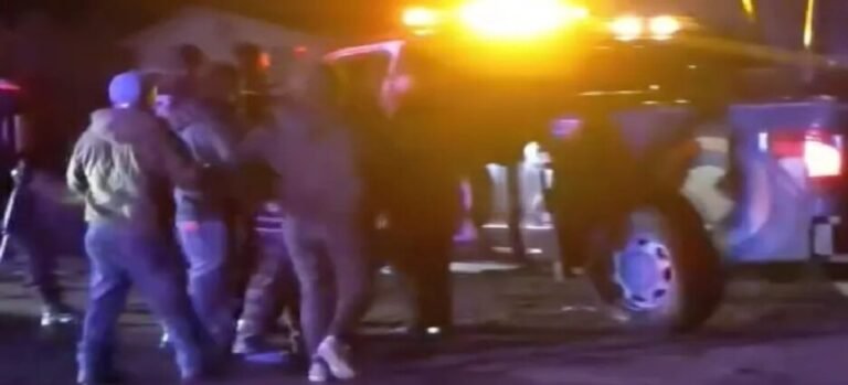 Vecinos detienen a 3 hombres por robo de camioneta en Toluca