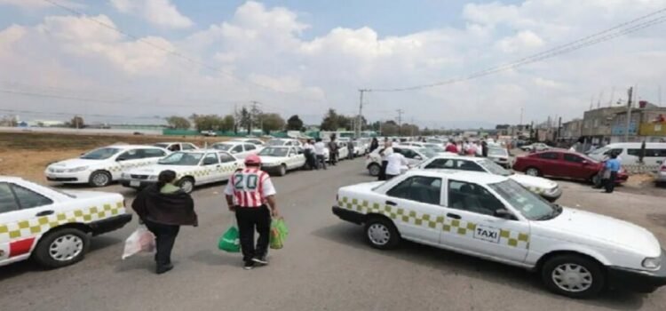 Taxistas aplican  Taxistas aplican ‘tarifazo’ en rutas de Toluca