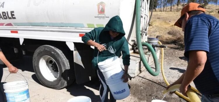 Piperos lucran con la escasez y le suben desproporcionadamente el precio al agua en Toluca