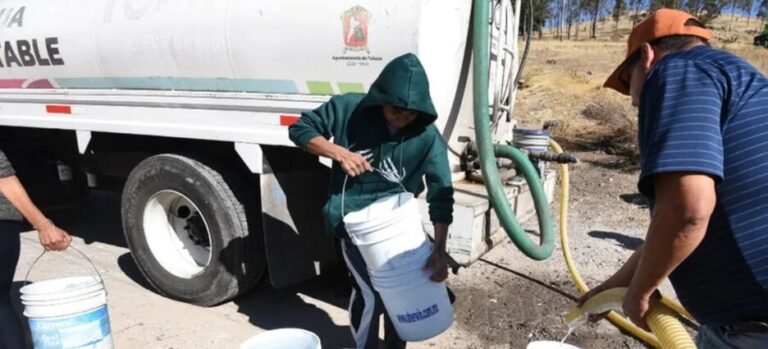 Piperos lucran con la escasez y le suben desproporcionadamente el precio al agua en Toluca