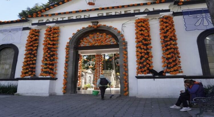 Familias toluqueñas inician limpieza de tumbas en panteones de Toluca