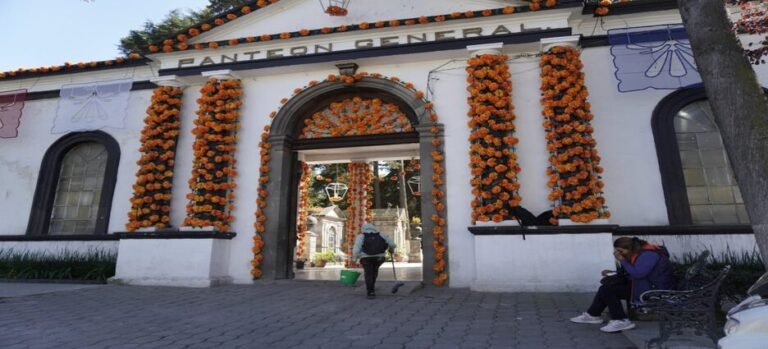 Familias toluqueñas inician limpieza de tumbas en panteones de Toluca