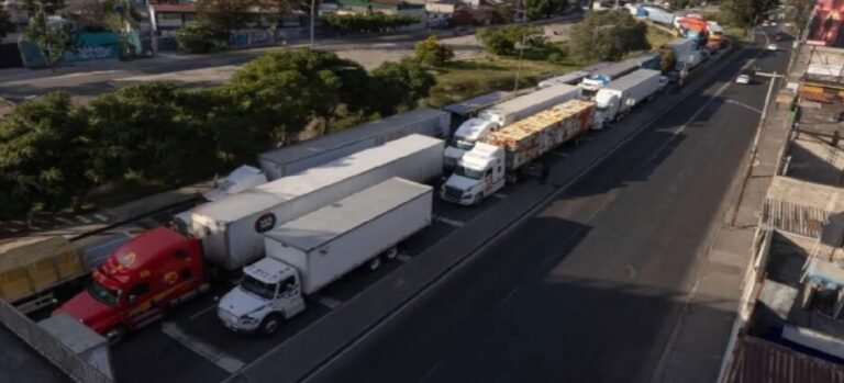 Calles afectadas por Mega bloqueo y marcha de transportistas en Edomex