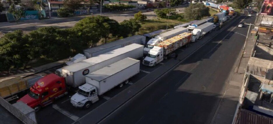 Calles afectadas por Mega bloqueo y marcha de transportistas en Edomex
