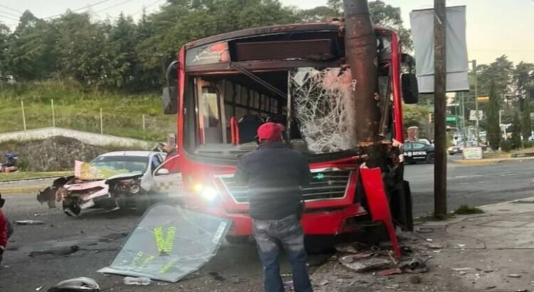 Autobús de transporte público choca contra poste en Toluca
