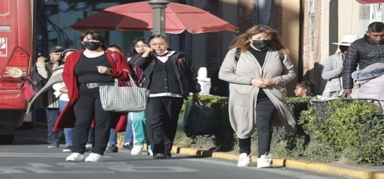 Bajas temperaturas sorprenden a habitantes de Toluca Bajas temperaturas sorprenden a habitantes de Toluca