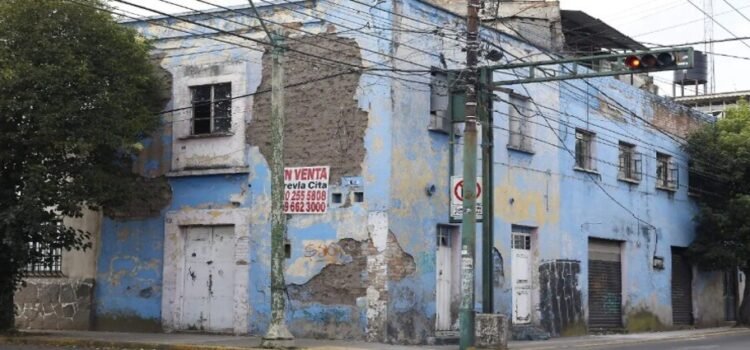 Fachadas frágiles y banquetas lucen colapsadas en avenida Lerdo Fachadas frágiles y banquetas lucen colapsadas en avenida Lerdo