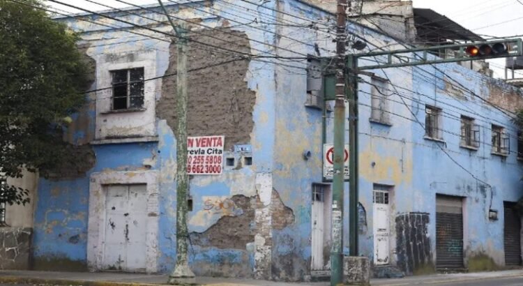 Fachadas frágiles y banquetas lucen colapsadas en avenida Lerdo