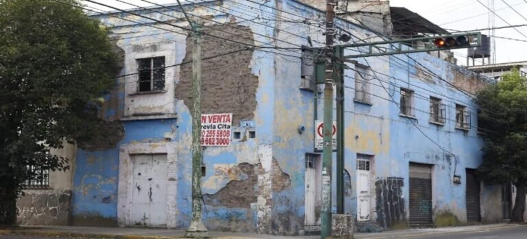 Fachadas frágiles y banquetas lucen colapsadas en avenida Lerdo