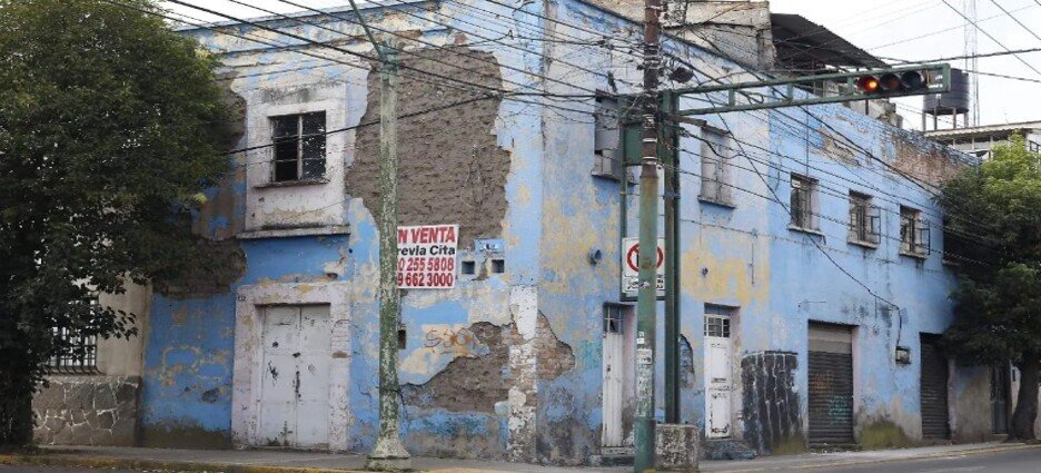 Fachadas frágiles y banquetas lucen colapsadas en avenida Lerdo