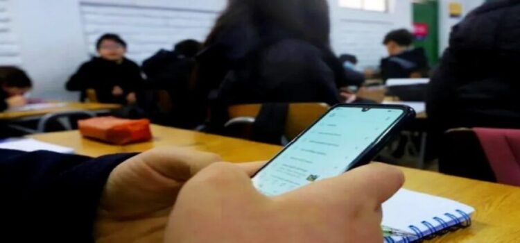 Congreso analiza iniciativa para regularizar el uso de celulares en escuelas del Edomex
