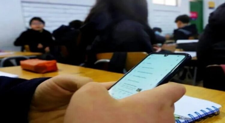 Congreso analiza iniciativa para regularizar el uso de celulares en escuelas del Edomex Congreso analiza iniciativa para regularizar el uso de celulares en escuelas del Edomex