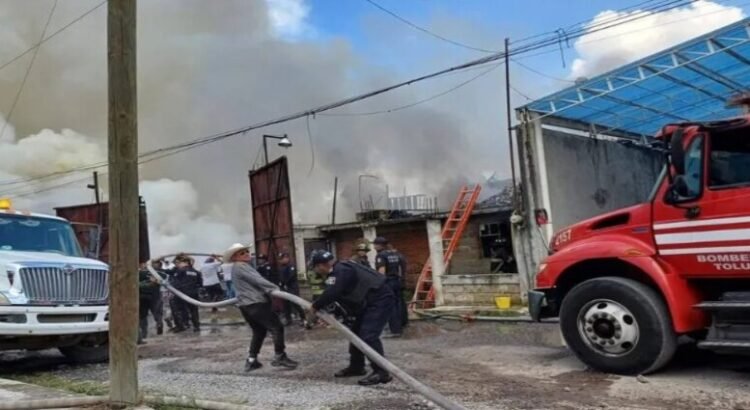 Incendio en recicladora provoca evacuación de vecinos en Toluca