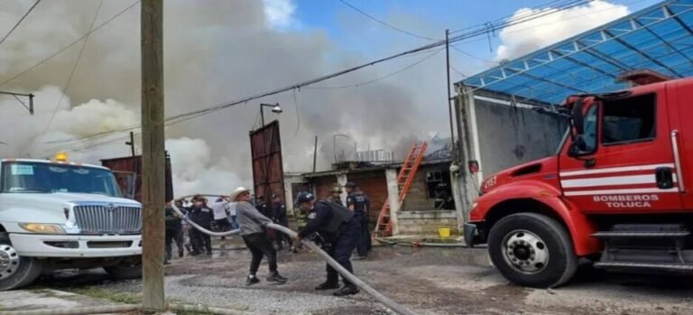 Incendio en recicladora provoca evacuación de vecinos en Toluca