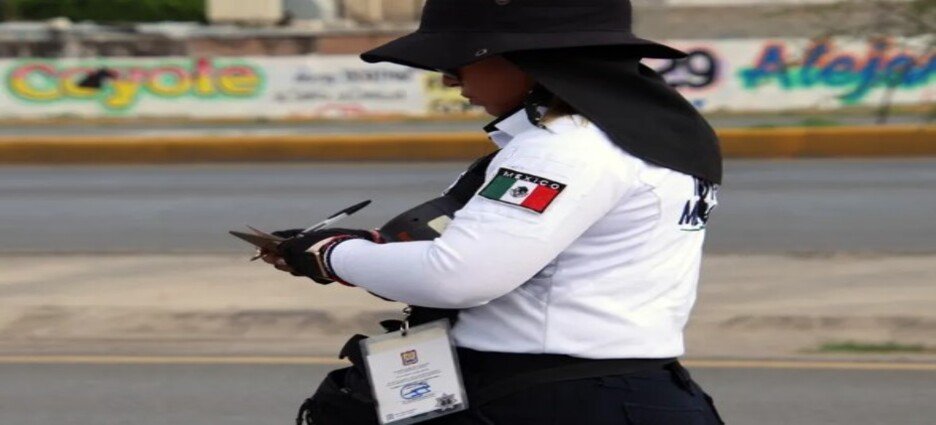 Entregan QR a automovilistas con nuevo reglamento de tránsito en Toluca