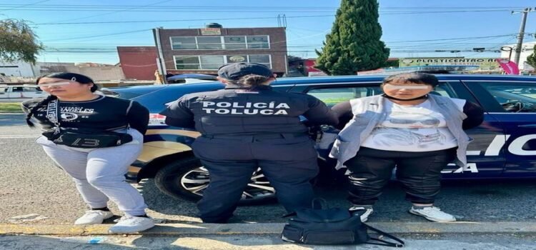 Detienen a 2 mujeres por robo de celular en Toluca Detienen a 2 mujeres por robo de celular en Toluca