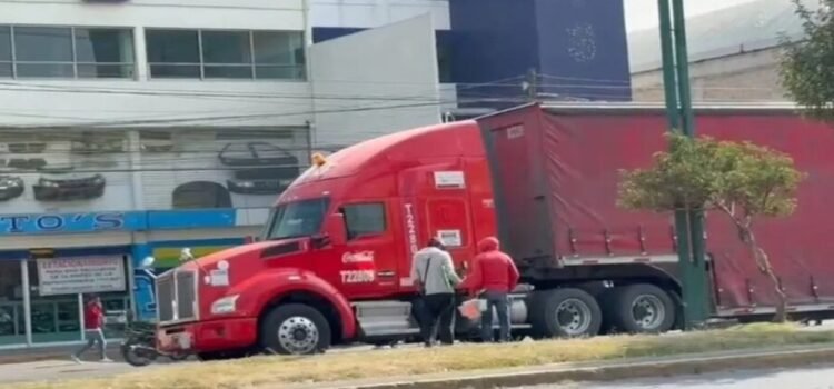 Motociclista pierde la vida al ser arrollado por un tráiler en Toluca