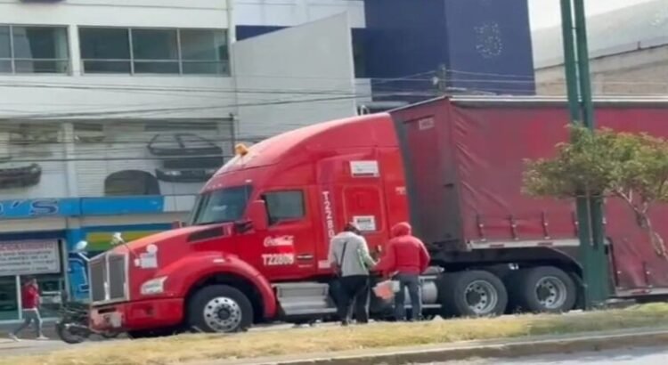 Motociclista pierde la vida al ser arrollado por un tráiler en Toluca Motociclista pierde la vida al ser arrollado por un tráiler en Toluca