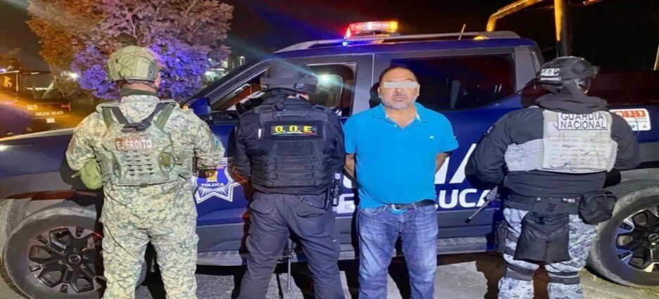 Un vehículo particular modificado con luces y sirena similares a las de una patrulla fue asegurado en calles de la colonia Azteca del municipio de Toluca.  El conductor, identificado como Rubén 'N', de 59 años, quedó detenido tras una revisión preventiva realizada por corporaciones de seguridad en la zona. Terecomendamos... https://www.milenio.com/policia/detienen-en-toluca-a-hombre-que-usaba-vehiculo-falso-de-patrulla