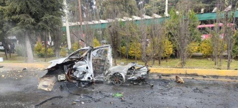 Explota taxi que transportaba pirotecnia en la México-Toluca