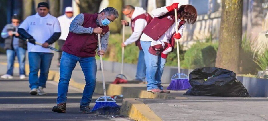 Funcionarios limpian parques del centro de Toluca