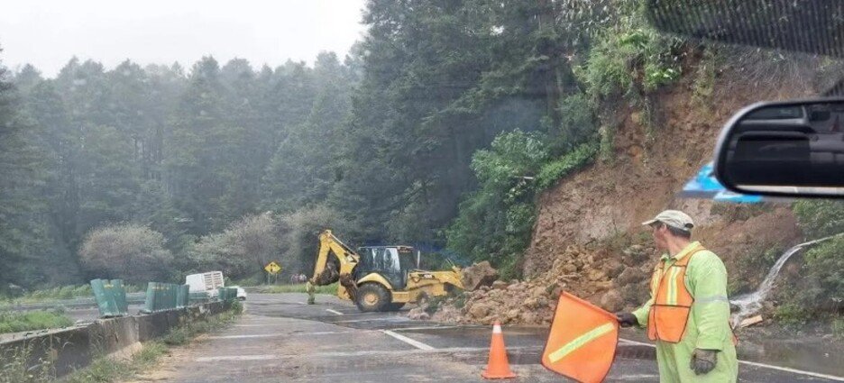 Sólo hay un carril en la México-Toluca tras deslave en La Marquesa