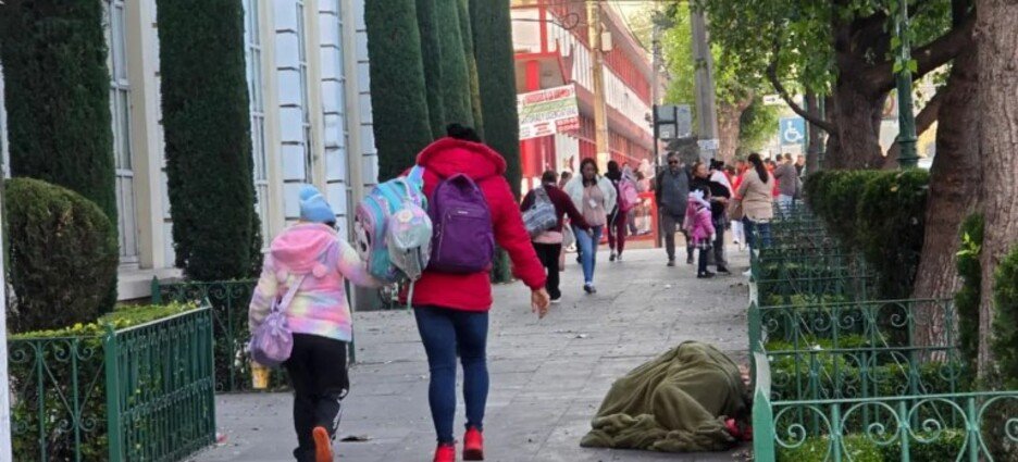 Mantienen acciones para proteger a las personas en situación de calle por exposición al frío en Toluca