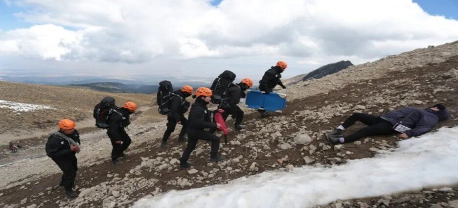 Sujetos burlan prohibiciones y ascienden para tomarse "selfies" al Nevado de Toluca