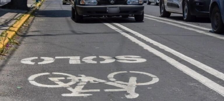 Taxista atropella a ciclista en ciclovía de Paseo Colón en Toluca