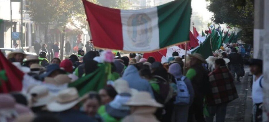 Peregrinación rumbo a la Basílica de Guadalupe provoca caos vial en autopista México-Toluca