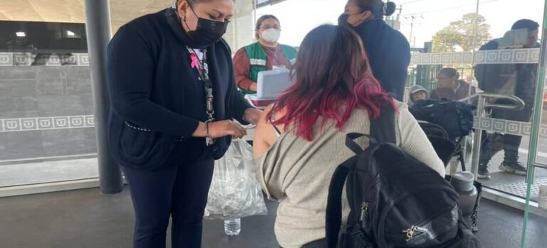 Habilitan módulos de vacunación en Tren Interurbano México-Toluca